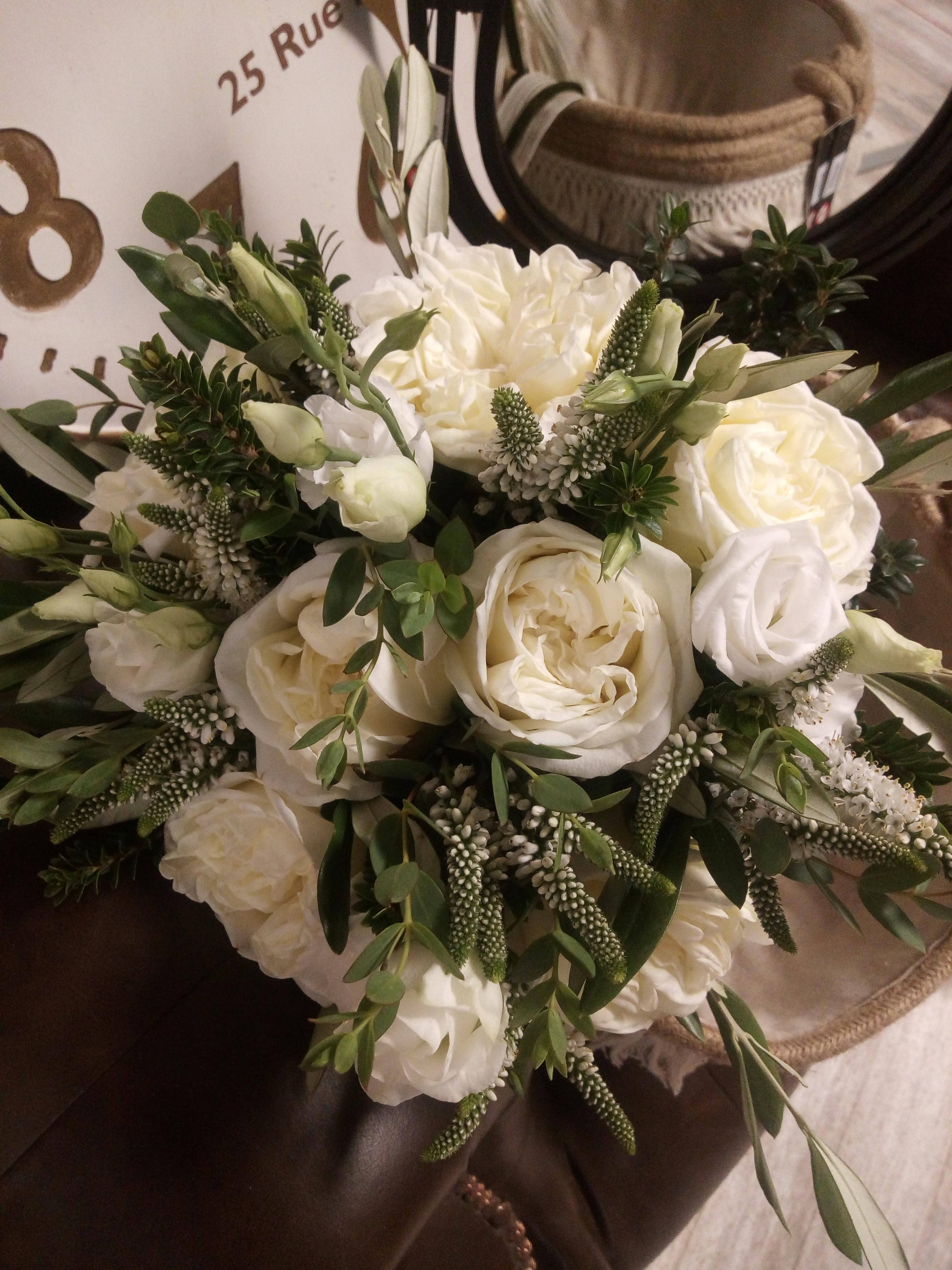 bouquet de roses blanches avec des touches de vert