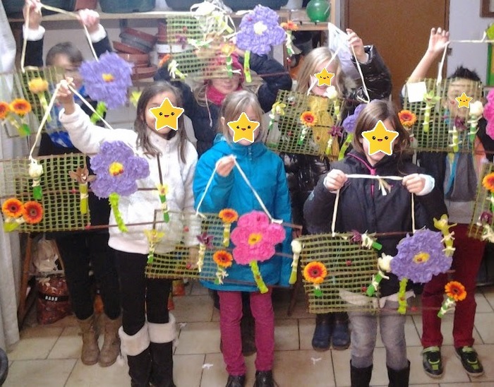 enfants montrant leur création pendant un atelier floral